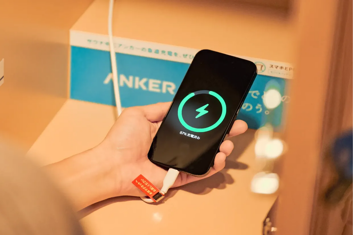 TOTOPA博多駅前店のロッカーに設置された充電ケーブルでスマートフォンを急速充電