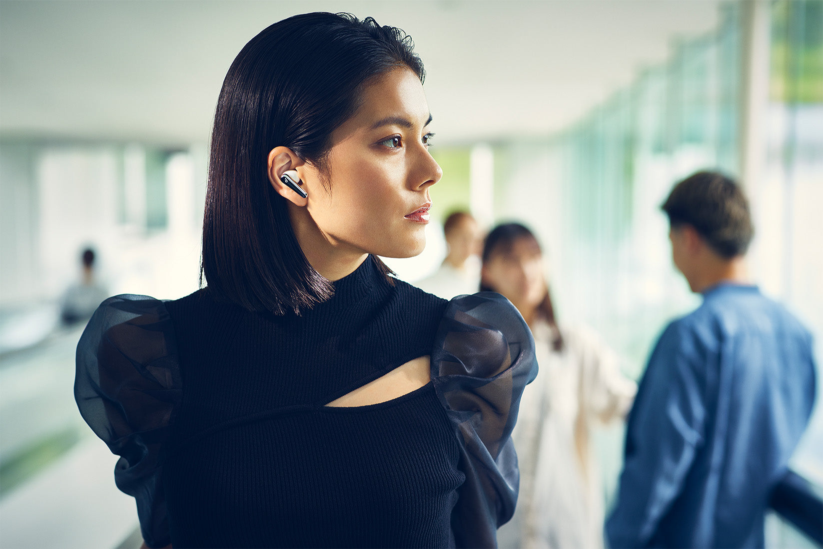 女性がイヤホンをつけている写真